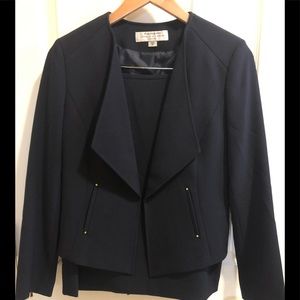 Tahari Skirt Suit. Size 4P. Navy. Great for interviews